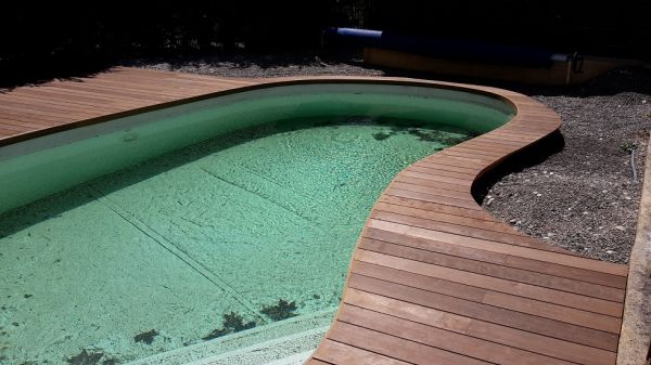 Fabrication d'un tour de piscine arrondie en bois exotique