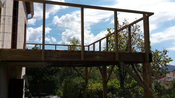 Création d'une terrasse suspendue en bois traité classe 4