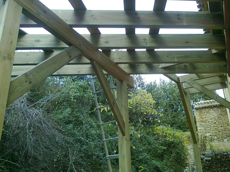 Structure à charpente bois de passerelles suspendues