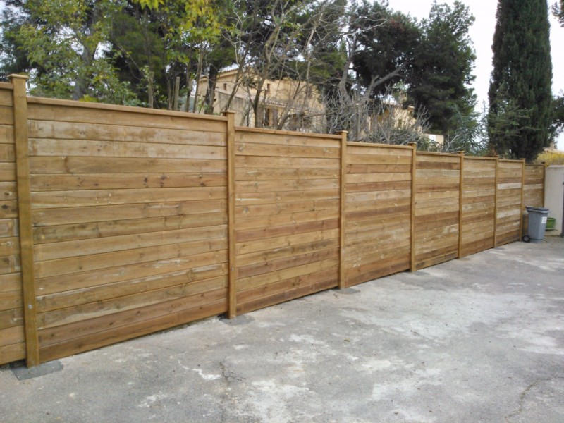 Élévation de panneaux de clôture en pin des landes étuvé classe 4 à Rognac