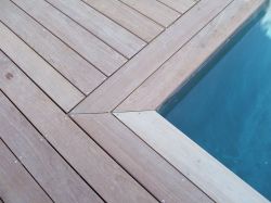 Tour de piscine en lames de bois d'Ipé 