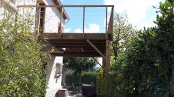 Création d'une terrasse suspendue en bois à Marseille