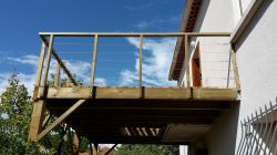 Fabrication et pose d'une terrasse suspendue en bois à Marseille