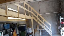 Création d'une mezzanine en plancher de pin avec garde corps et escalier dans un garage 