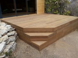 Fabrication d'une terrasse en bois exotique d'Ipé avec escalier intégré à Carry le Rouet