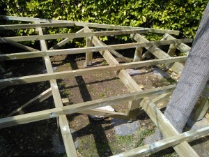 Structure de charpente de terrasse surélevée en Pin traité sur Bouc Bel Air