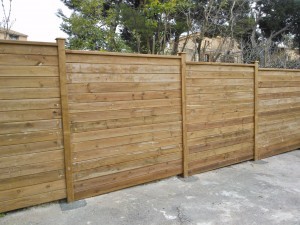 Panneaux de clôture en pin allignés à Rognac﻿