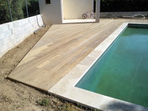 Plage de piscine en lames de terrasse en Ipé 