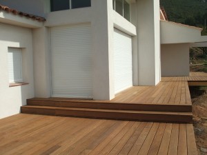 Terrasse surélevée avec 2 marches integrées en Ipé 