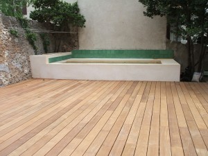 Terrasse inférieure en Ipé donnant sur un bassin trasformé en petite piscine  à Marseille