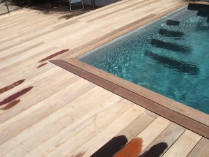 Entourage de cette piscine en bois ipé vue de haut