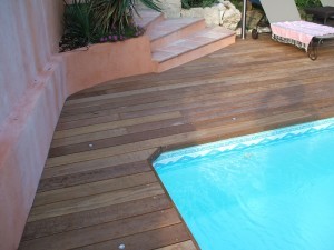 Entourage et bains de soleil pour une piscine en Ipé Dans les Bouches du rhône