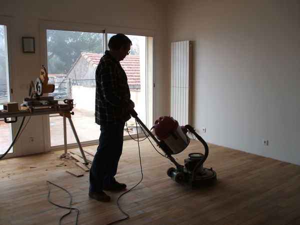 ponçage et rénovation d'un parquet neuf en teck massif à Bouc bel Air