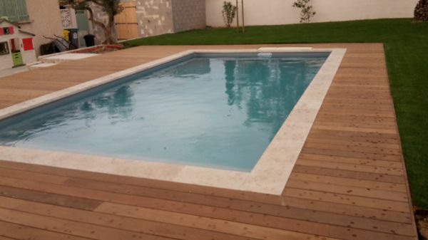 Réalisation artisanale d'un tour de piscine en bois d'Ipé du Brésil 