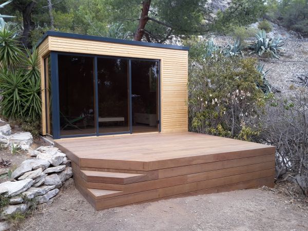 Création d'une terrasse en bois exotique d'Ipé avec escalier intégré à Carry le Rouet