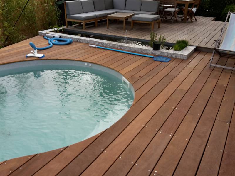 tour d'une piscine en bois d'Itauba à Bouc Bel Air