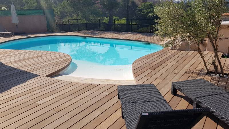 Entourage d'une piscine en bois d'Itauba à Vitrolles