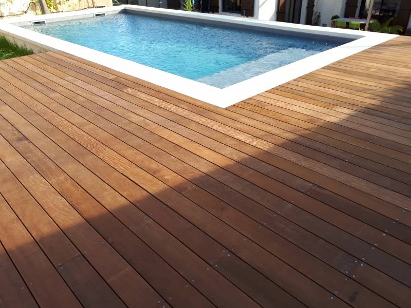 Plage de piscine en bois exotique d'Itauba  à Marseille