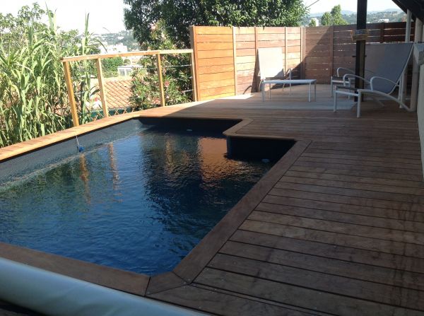 Création d'une margelle bois de piscine à Marseille 15eme 