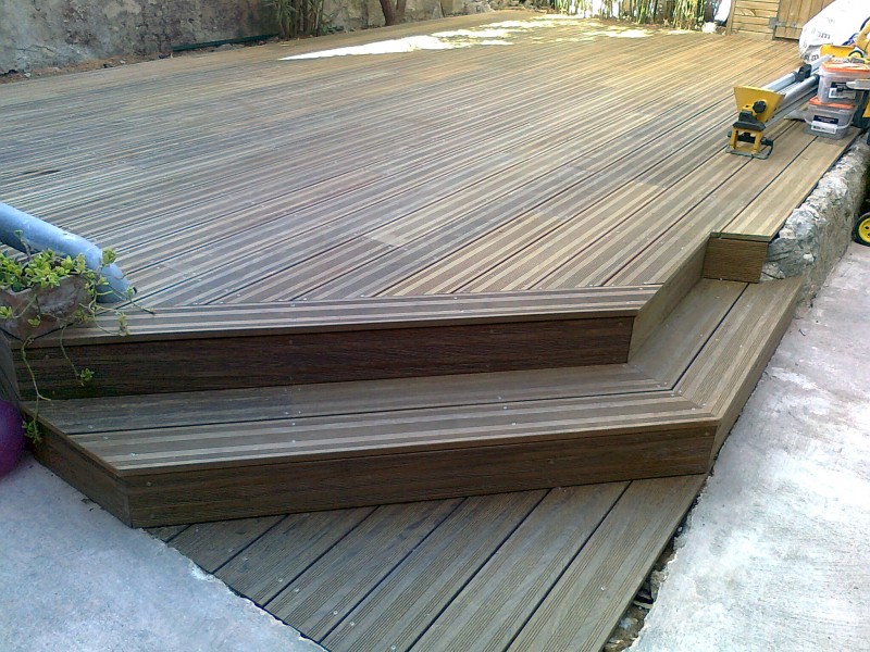 Terrasse en Ipé rainuré et palissades à Marseille dans un jardin 