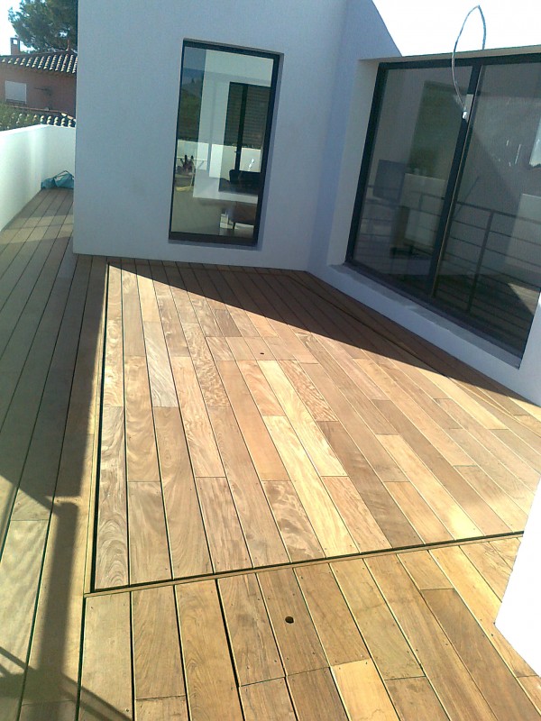 Piscine à fond mobile en Ipé au niveau haut creant une terrasse 