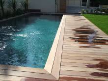 Entourage de cette piscine en bois ipé à Marseille