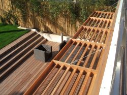 pare soleil en lames de Red Cedar suspendu