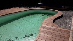 Fabrication d'un tour de piscine arrondie en bois exotique