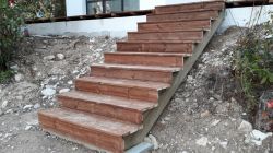 construction d'une ossature pour escalier en pin 