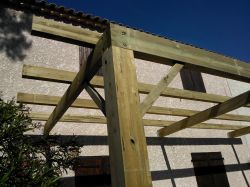 Solide Pergola en pin traité en étuve classe 4