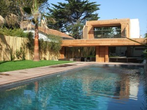 Entourage de cette piscine en bois ipé à Marseille