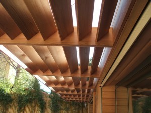 Pare soleil en lames inclinées en Red Cedar