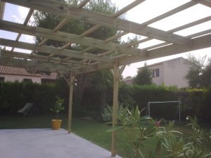 Pergola aérienne en pin traité Bouc Bel Air 