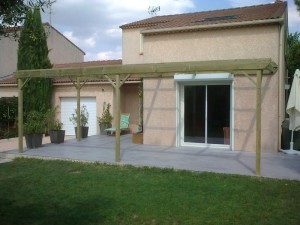 Pergola discrète en pin rouge des Landes